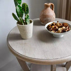 Table d'appoint ronde rustique en bois de ferme – Finition gris vintage avec étagère de rangement
