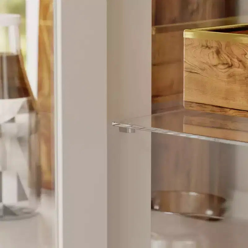 Meuble de cuisine blanc avec portes vitrées, casier à vin et zones de rangement multiples