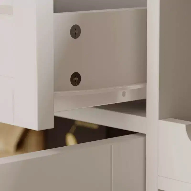 Meuble de cuisine blanc avec portes vitrées, casier à vin et zones de rangement multiples