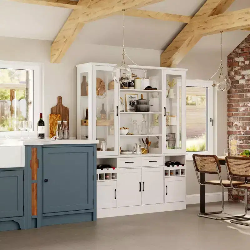 Meuble de cuisine blanc avec portes vitrées, casier à vin et zones de rangement multiples