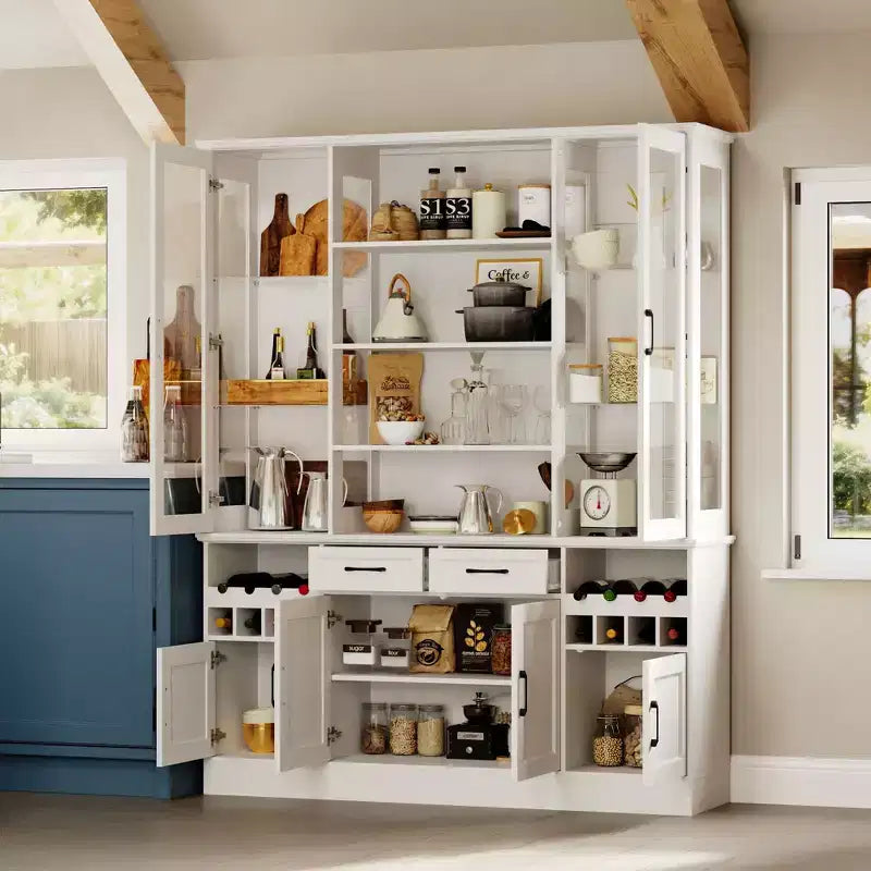 Meuble de cuisine blanc avec portes vitrées, casier à vin et zones de rangement multiples