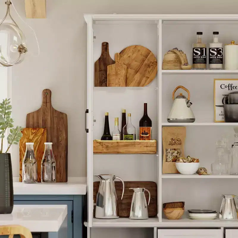 Meuble de cuisine blanc avec portes vitrées, casier à vin et zones de rangement multiples