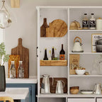 Meuble de cuisine blanc avec portes vitrées, casier à vin et zones de rangement multiples