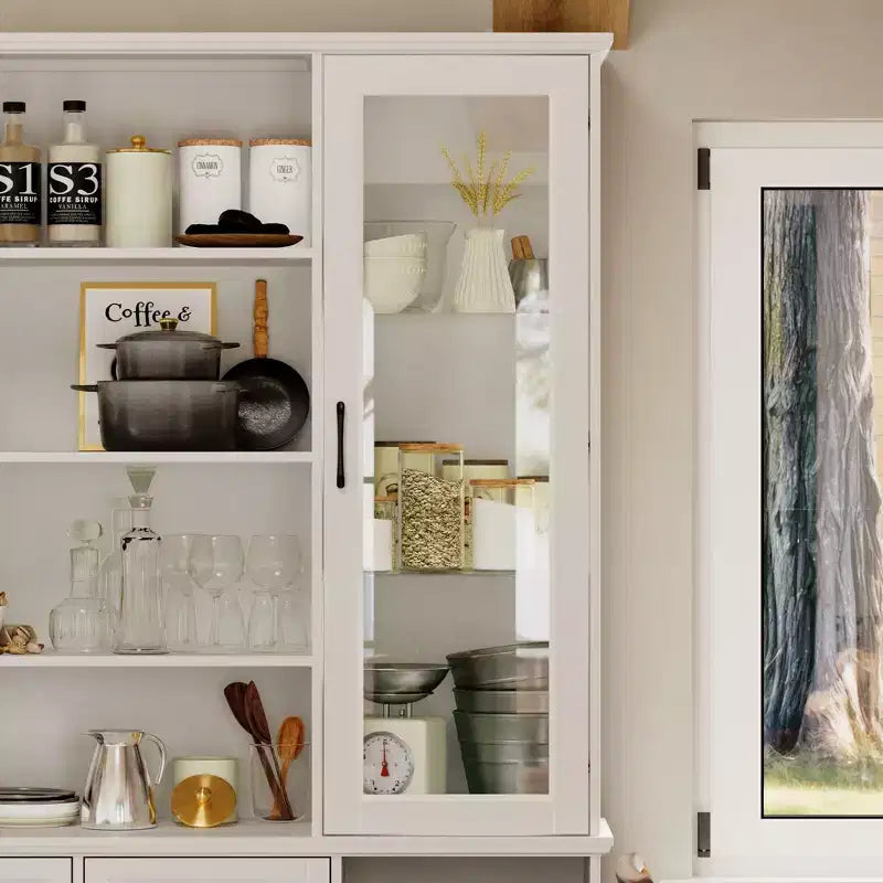 Meuble de cuisine blanc avec portes vitrées, casier à vin et zones de rangement multiples