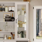 Meuble de cuisine blanc avec portes vitrées, casier à vin et zones de rangement multiples