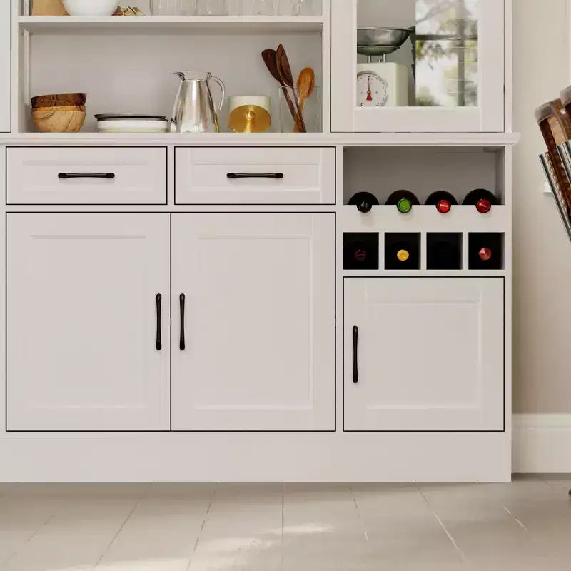 Meuble de cuisine blanc avec portes vitrées, casier à vin et zones de rangement multiples
